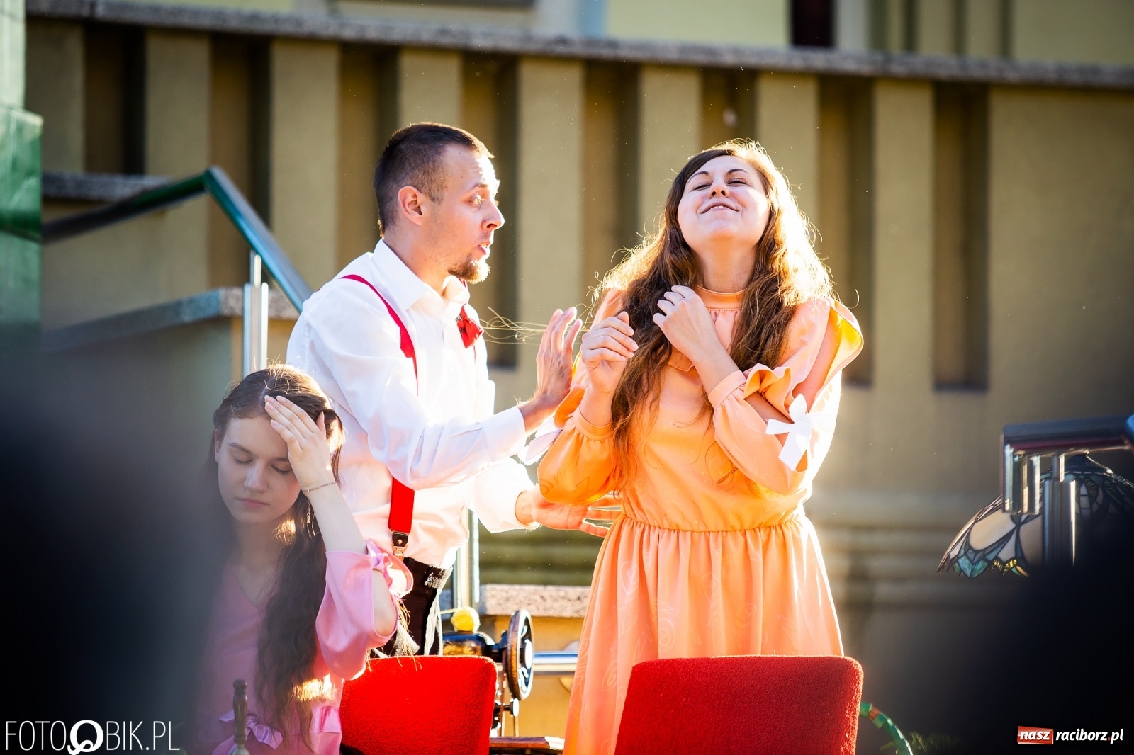 Zdjęcie w galerii na portalu naszraciborz.pl: Moralność Pani Dulskiej - spektakl na bibliotecznych schodach  wiadomości z regionu