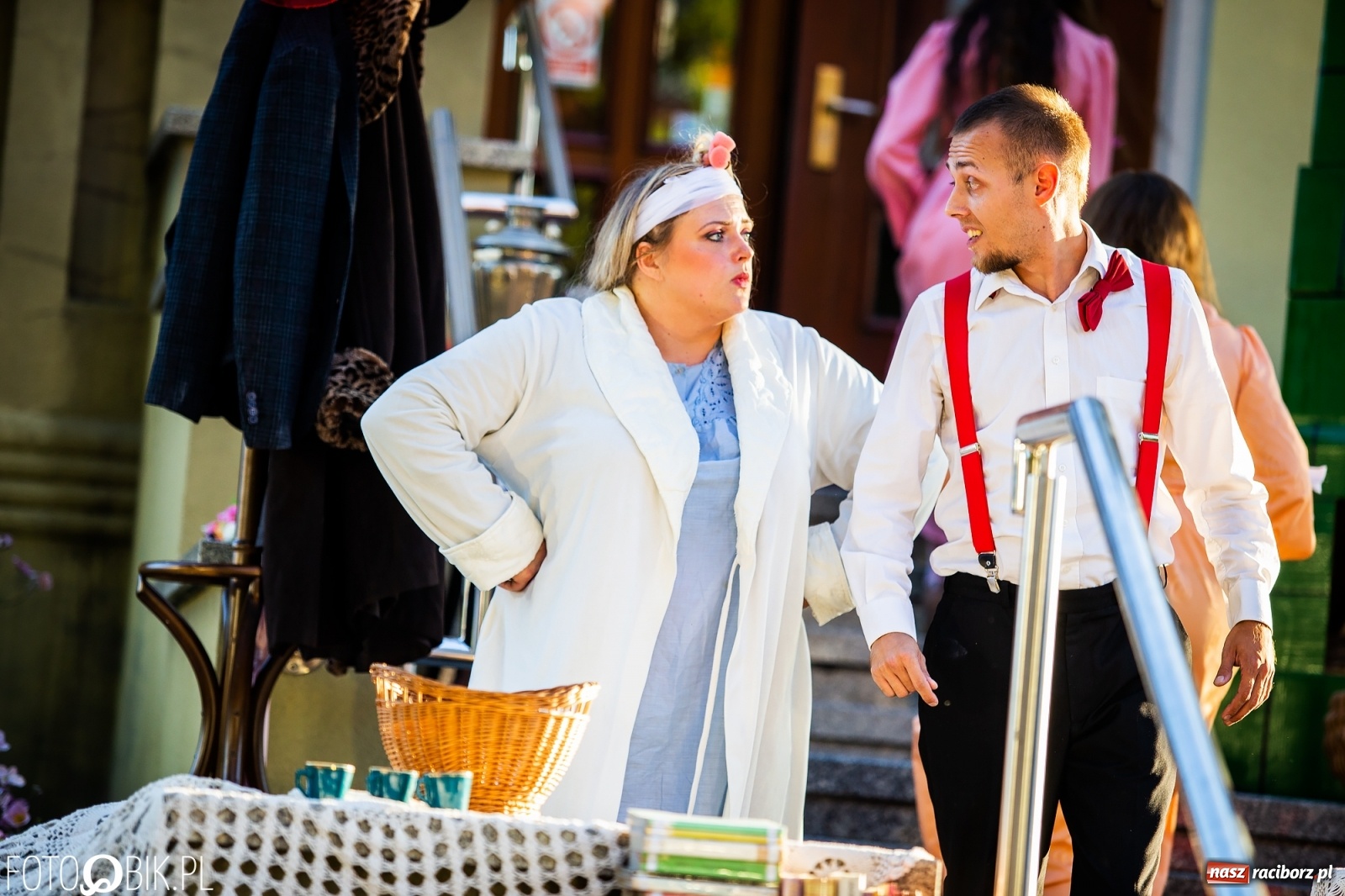 Zdjęcie w galerii na portalu naszraciborz.pl: Moralność Pani Dulskiej - spektakl na bibliotecznych schodach  wiadomości z regionu