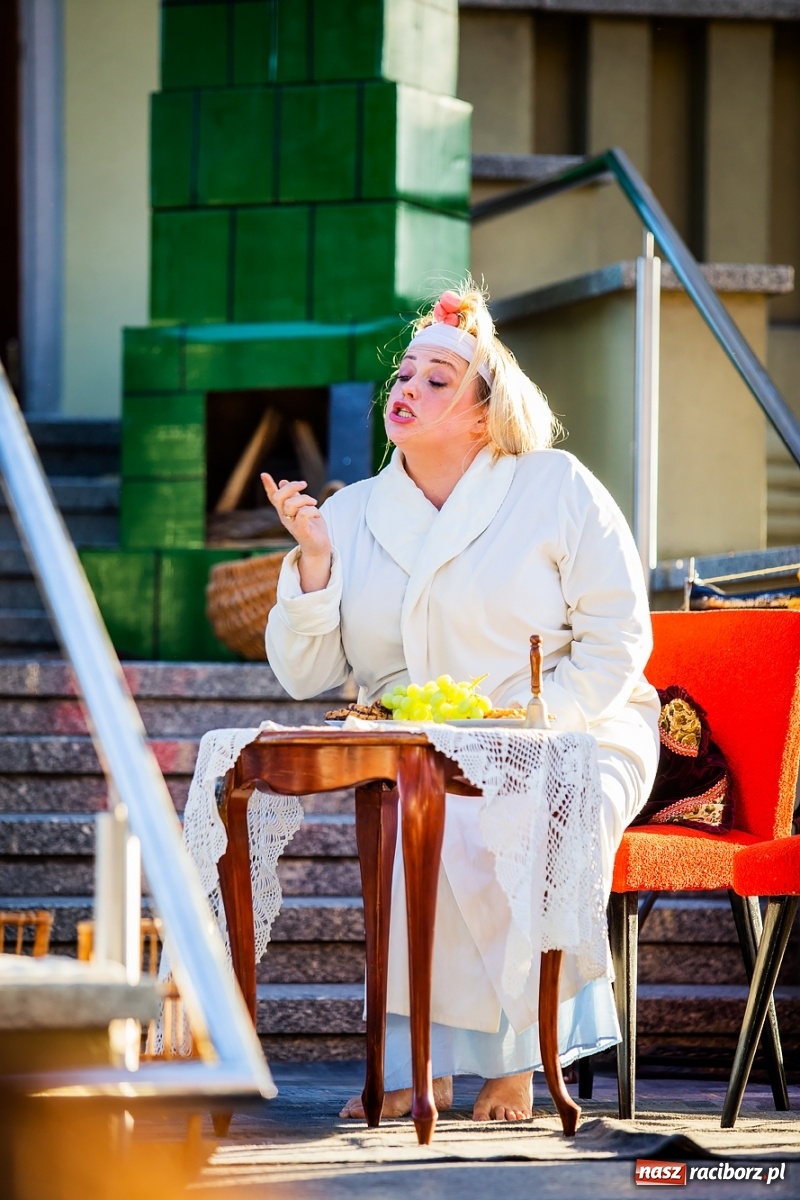 Zdjęcie w galerii na portalu naszraciborz.pl: Moralność Pani Dulskiej - spektakl na bibliotecznych schodach  wiadomości z regionu