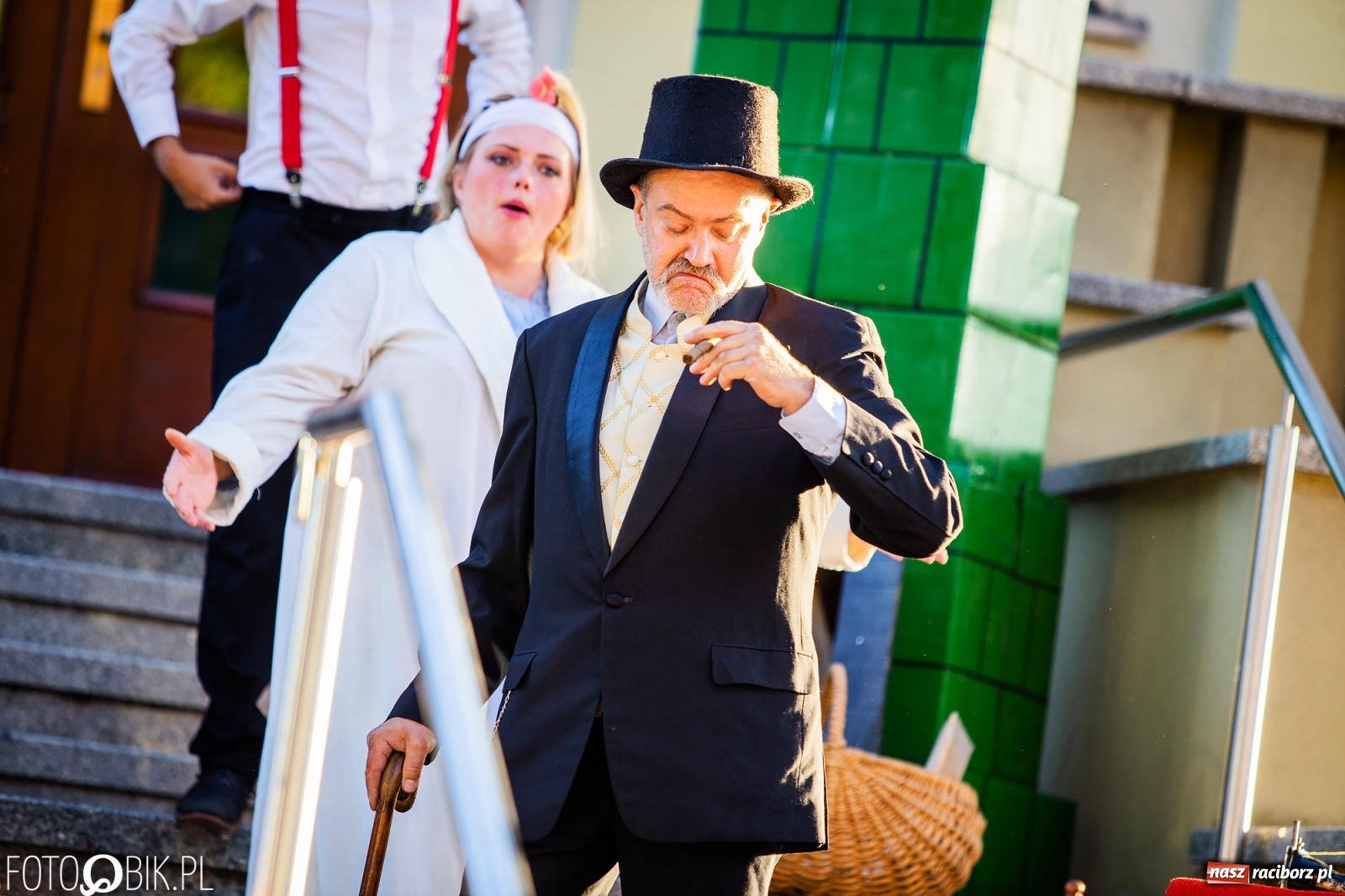 Zdjęcie w galerii na portalu naszraciborz.pl: Moralność Pani Dulskiej - spektakl na bibliotecznych schodach  wiadomości z regionu
