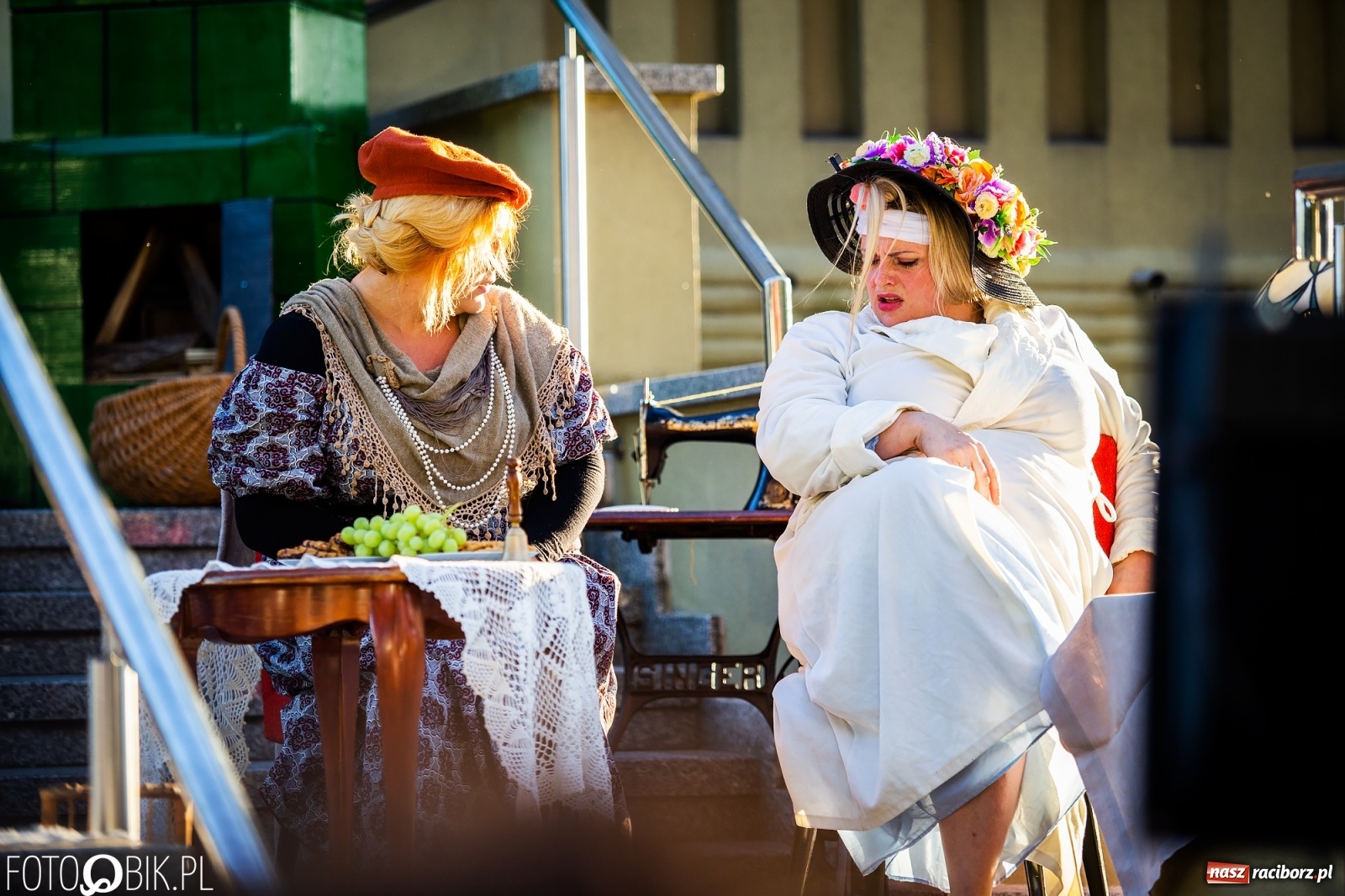 Zdjęcie w galerii na portalu naszraciborz.pl: Moralność Pani Dulskiej - spektakl na bibliotecznych schodach  wiadomości z regionu