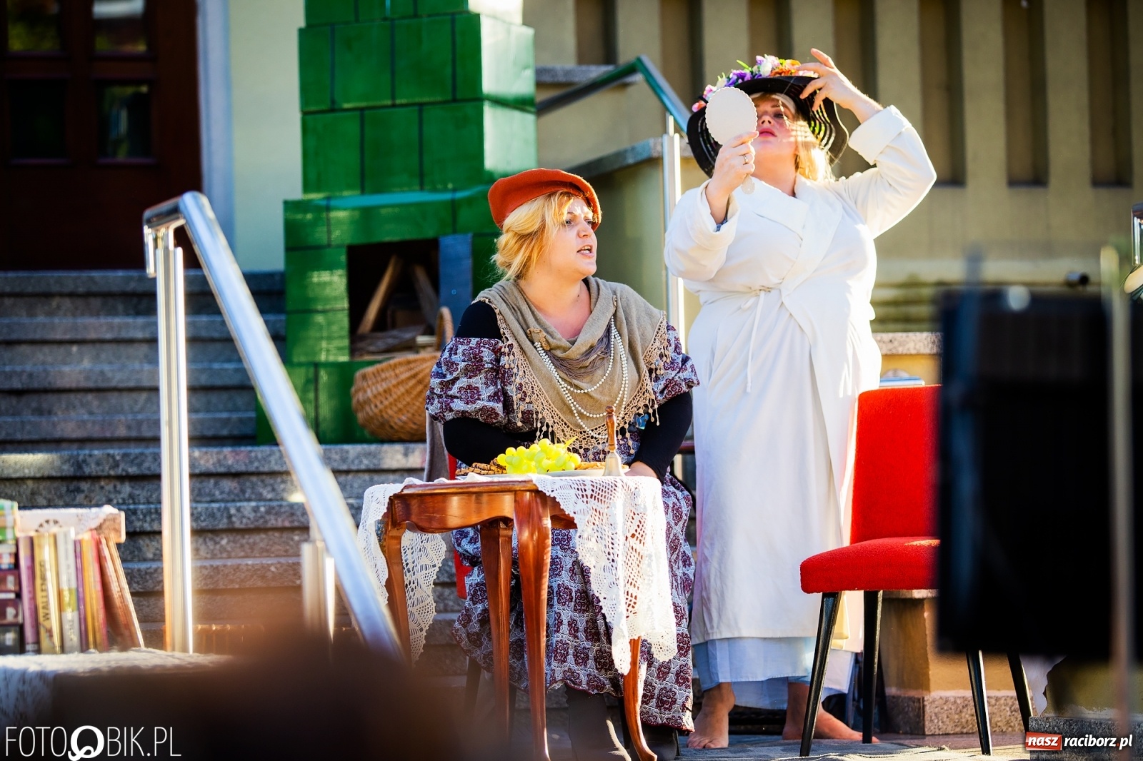 Zdjęcie w galerii na portalu naszraciborz.pl: Moralność Pani Dulskiej - spektakl na bibliotecznych schodach  wiadomości z regionu