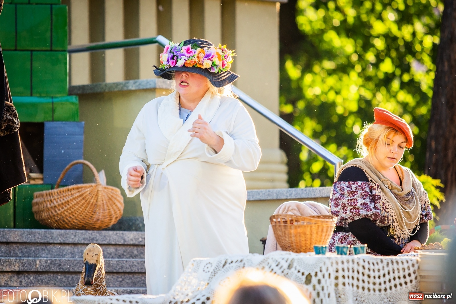 Zdjęcie w galerii na portalu naszraciborz.pl: Moralność Pani Dulskiej - spektakl na bibliotecznych schodach  wiadomości z regionu