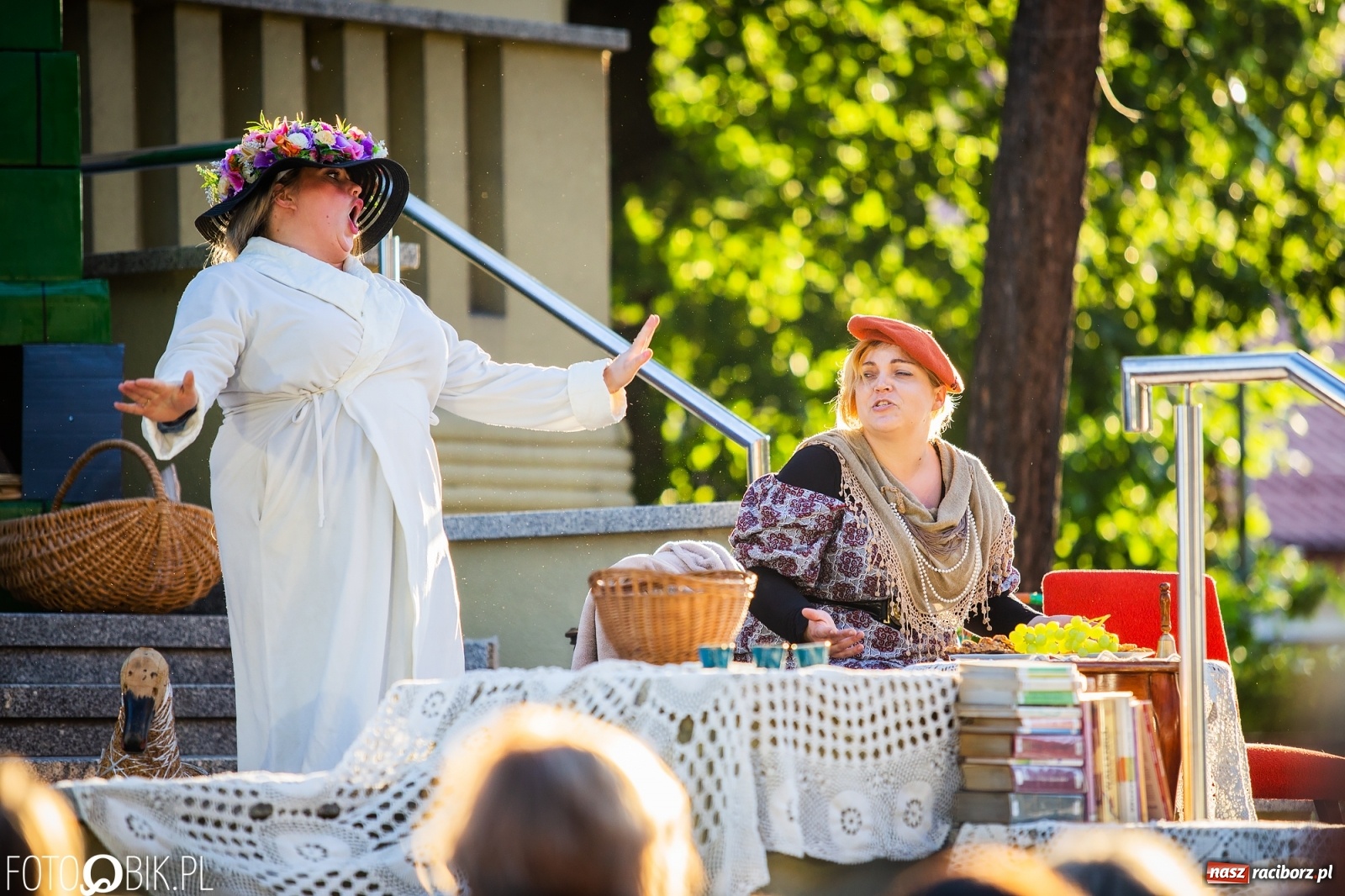 Zdjęcie w galerii na portalu naszraciborz.pl: Moralność Pani Dulskiej - spektakl na bibliotecznych schodach  wiadomości z regionu