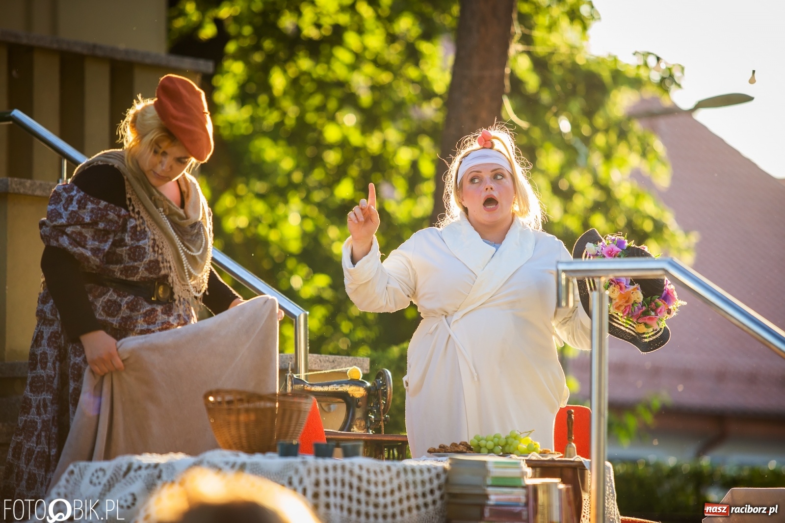 Zdjęcie w galerii na portalu naszraciborz.pl: Moralność Pani Dulskiej - spektakl na bibliotecznych schodach  wiadomości z regionu