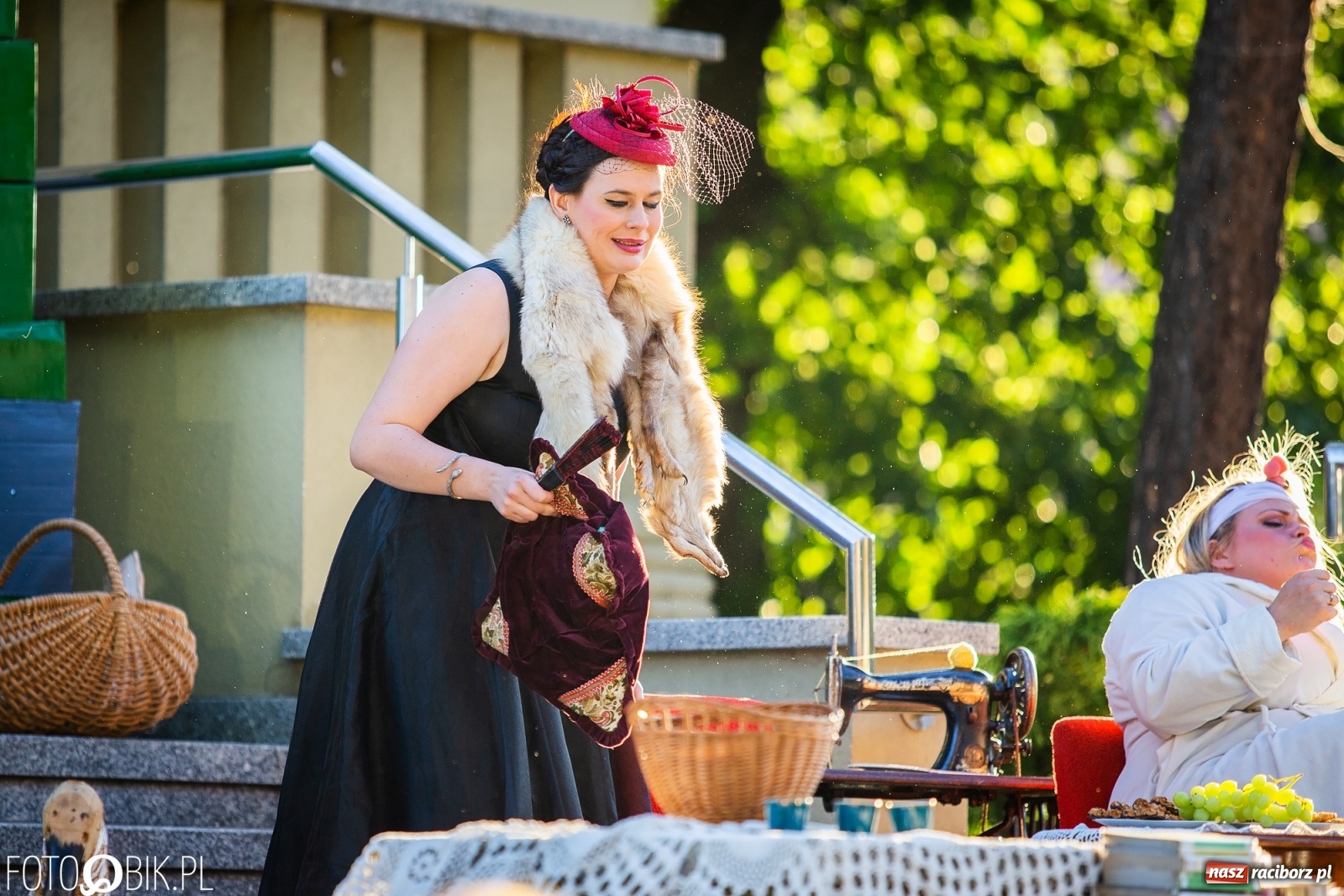 Zdjęcie w galerii na portalu naszraciborz.pl: Moralność Pani Dulskiej - spektakl na bibliotecznych schodach  wiadomości z regionu