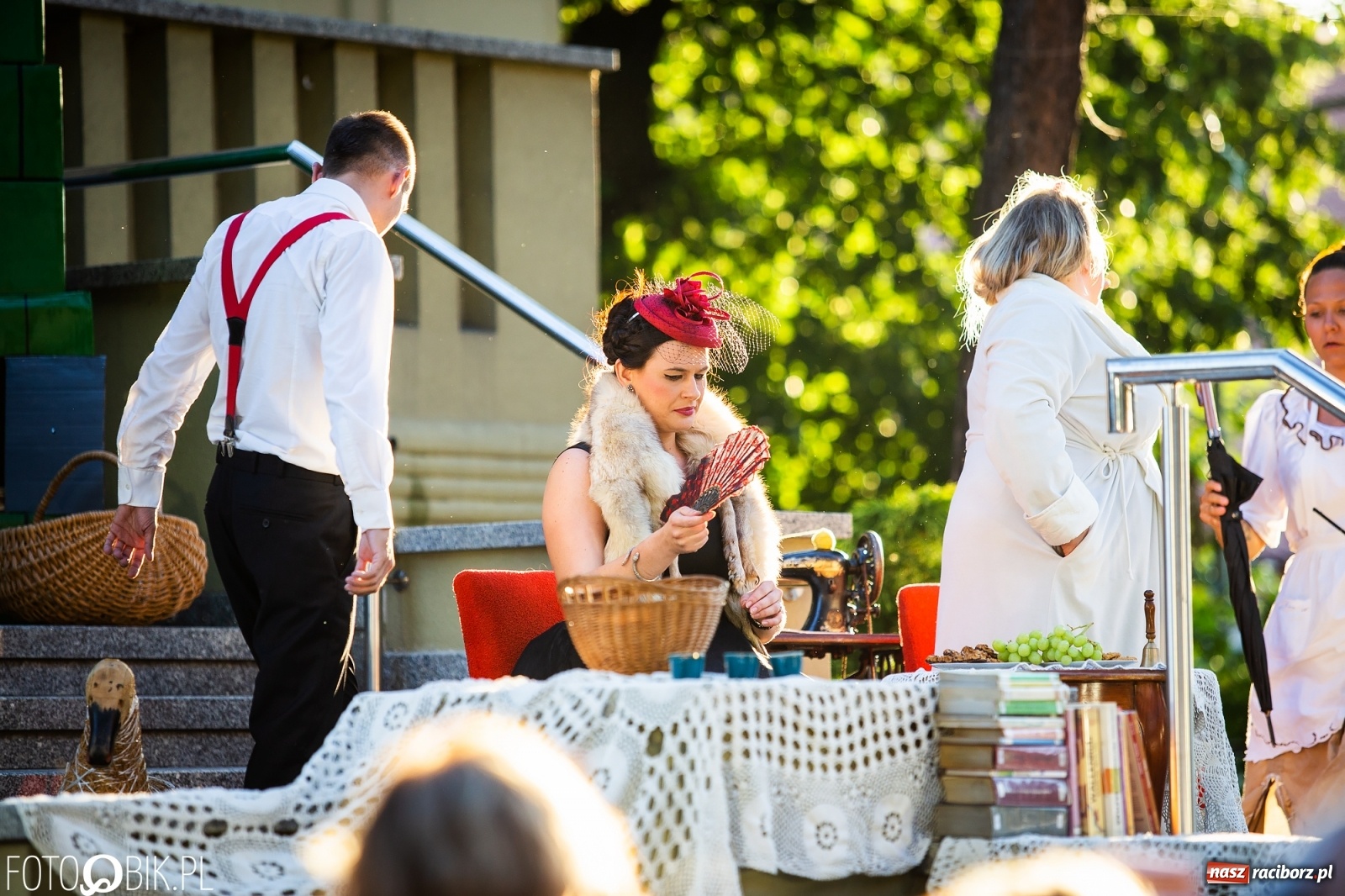 Zdjęcie w galerii na portalu naszraciborz.pl: Moralność Pani Dulskiej - spektakl na bibliotecznych schodach  wiadomości z regionu