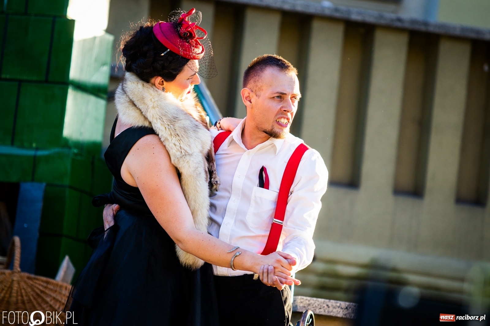 Zdjęcie w galerii na portalu naszraciborz.pl: Moralność Pani Dulskiej - spektakl na bibliotecznych schodach  wiadomości z regionu