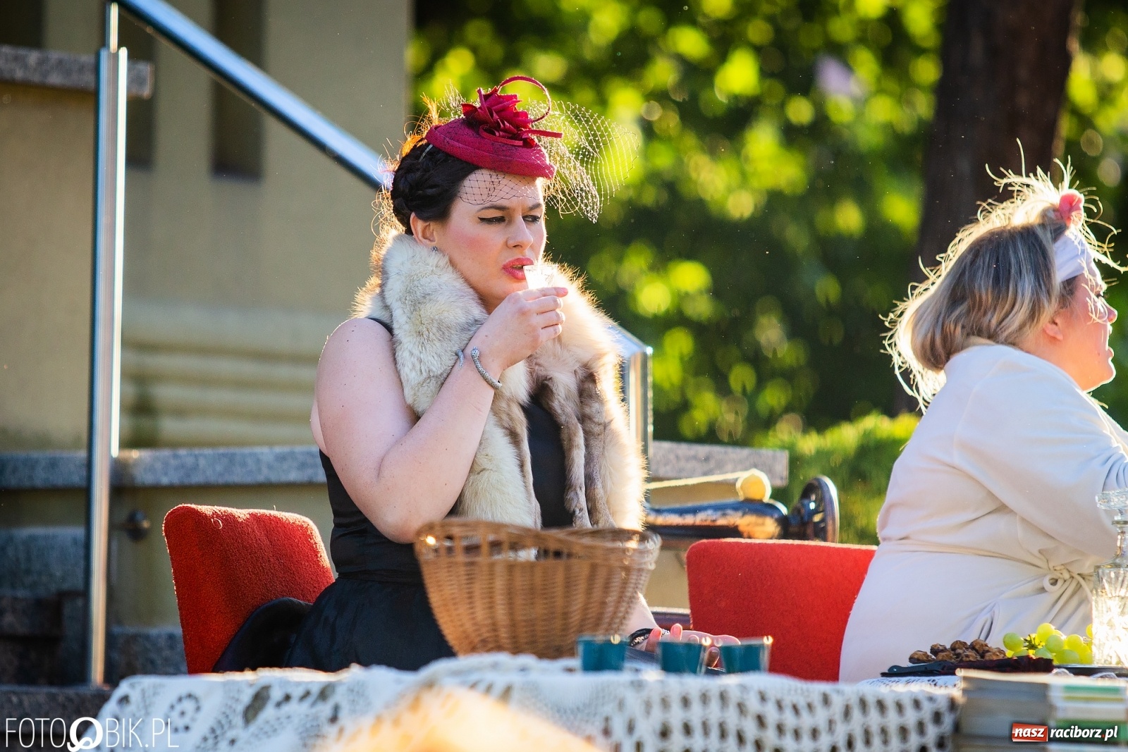 Zdjęcie w galerii na portalu naszraciborz.pl: Moralność Pani Dulskiej - spektakl na bibliotecznych schodach  wiadomości z regionu