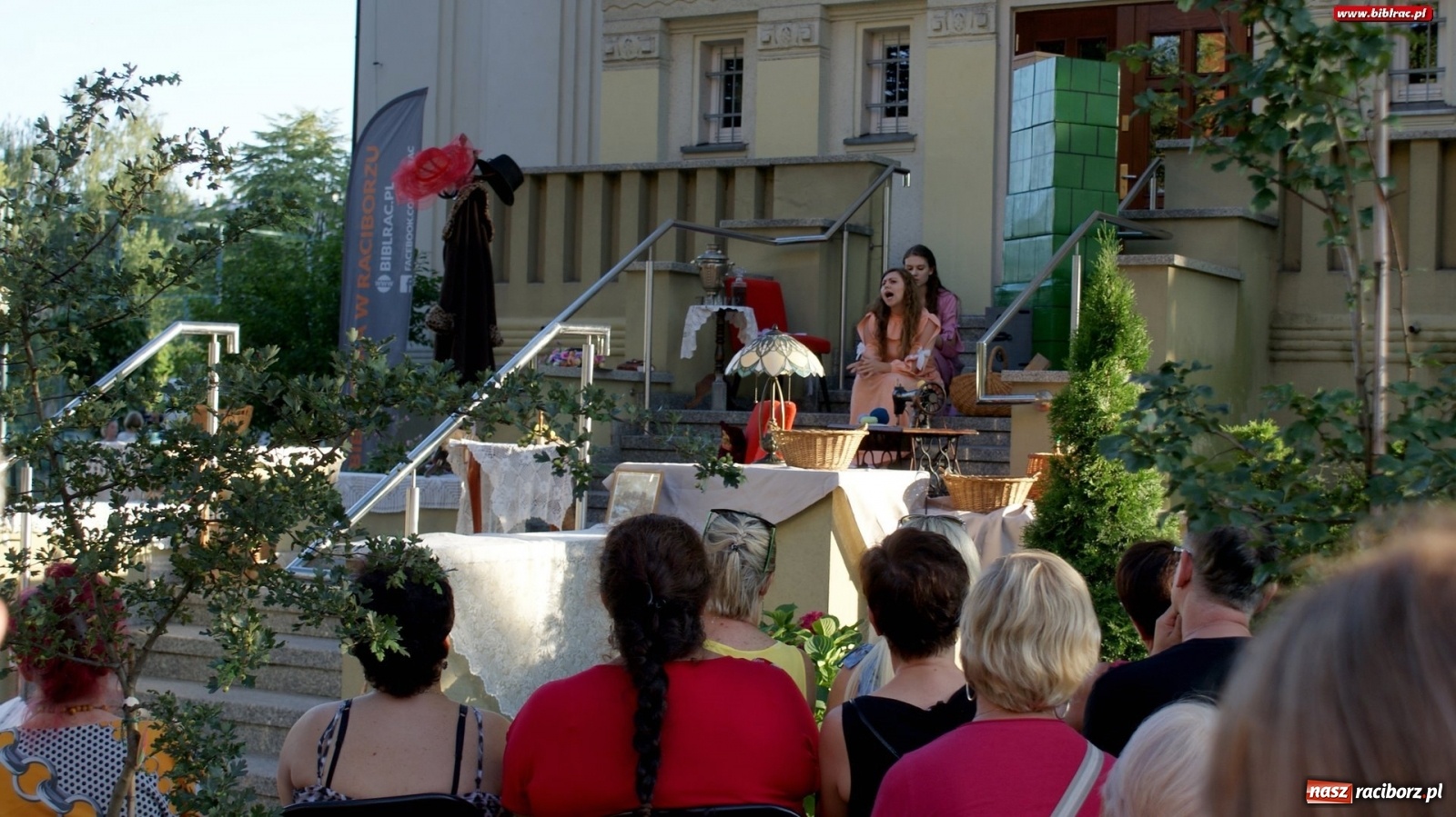 Zdjęcie w galerii na portalu naszraciborz.pl: Moralność Pani Dulskiej - spektakl na bibliotecznych schodach  wiadomości z regionu
