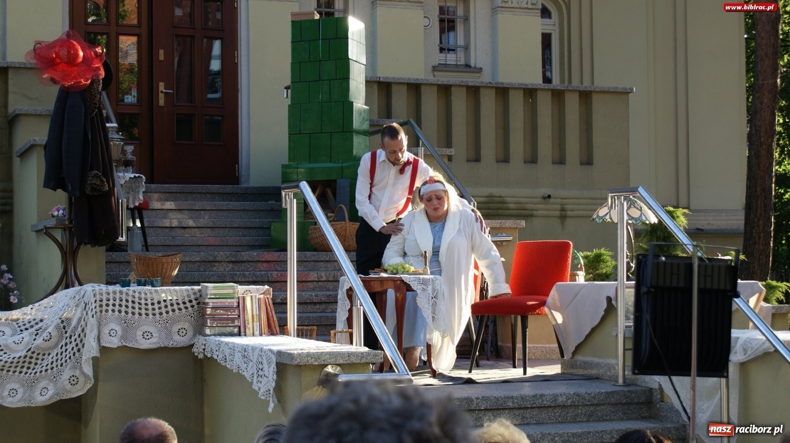 Zdjęcie w galerii na portalu naszraciborz.pl: Moralność Pani Dulskiej - spektakl na bibliotecznych schodach  wiadomości z regionu