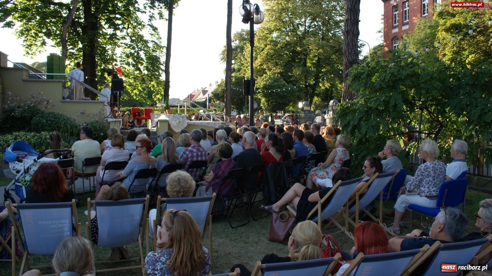 Zdjęcie w galerii na portalu naszraciborz.pl: Moralność Pani Dulskiej - spektakl na bibliotecznych schodach  wiadomości z regionu