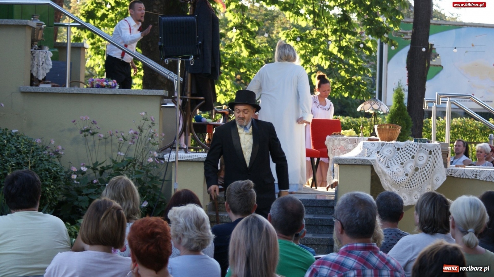 Zdjęcie w galerii na portalu naszraciborz.pl: Moralność Pani Dulskiej - spektakl na bibliotecznych schodach  wiadomości z regionu