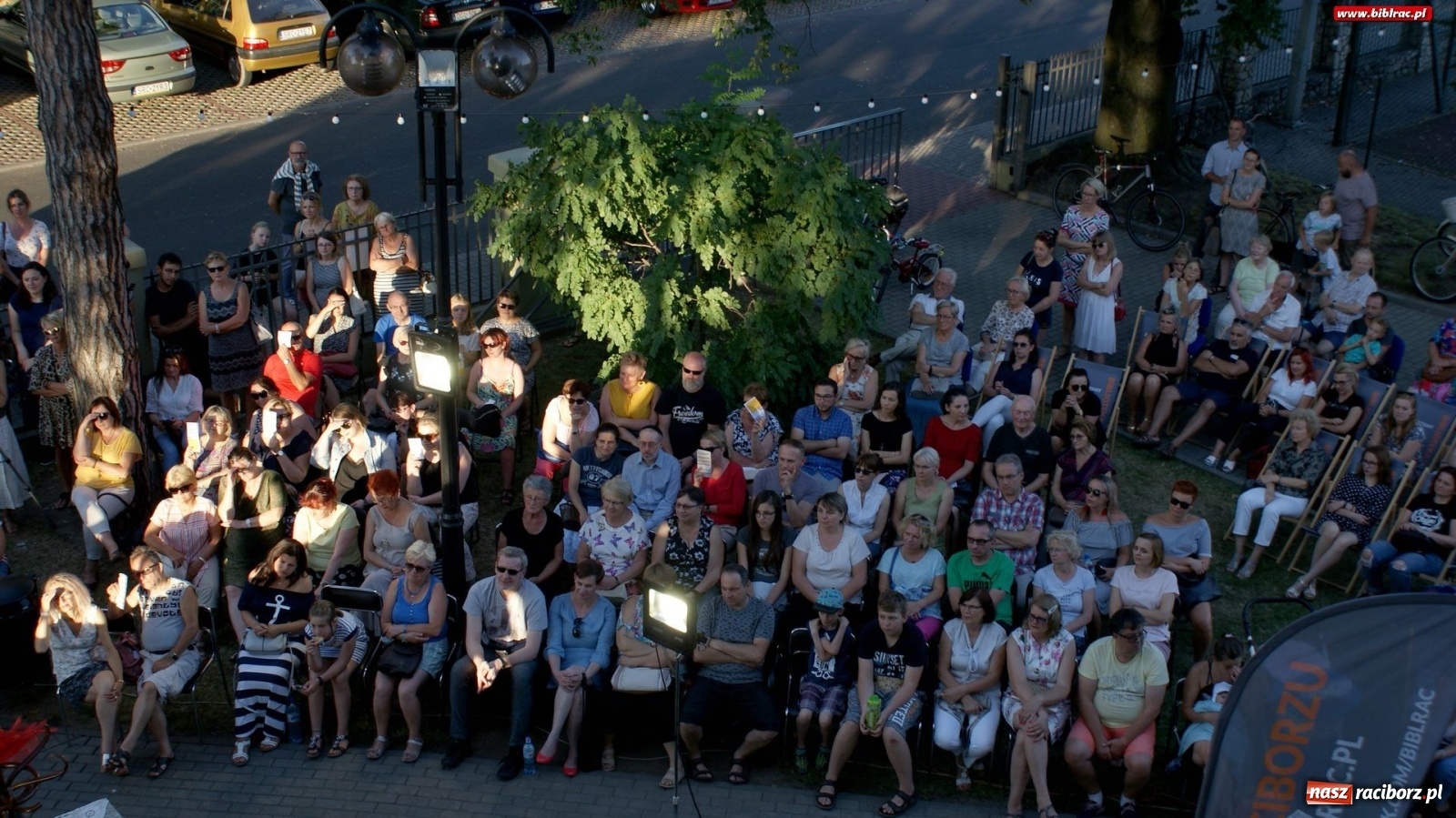 Zdjęcie w galerii na portalu naszraciborz.pl: Moralność Pani Dulskiej - spektakl na bibliotecznych schodach  wiadomości z regionu