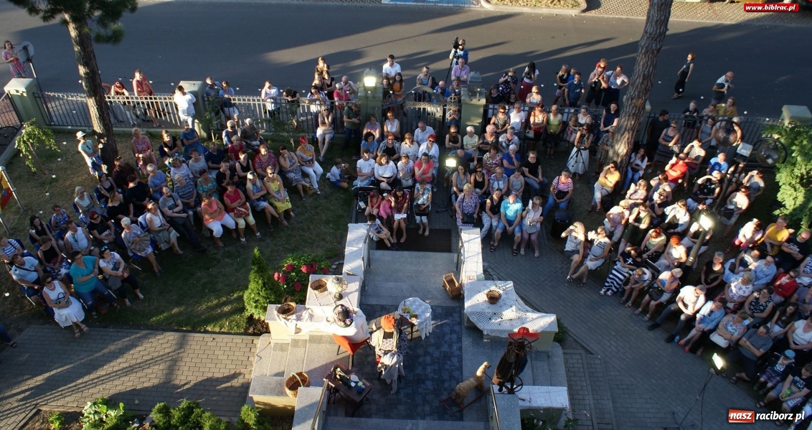 Zdjęcie w galerii na portalu naszraciborz.pl: Moralność Pani Dulskiej - spektakl na bibliotecznych schodach  wiadomości z regionu