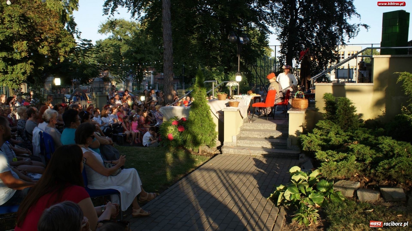 Zdjęcie w galerii na portalu naszraciborz.pl: Moralność Pani Dulskiej - spektakl na bibliotecznych schodach  wiadomości z regionu
