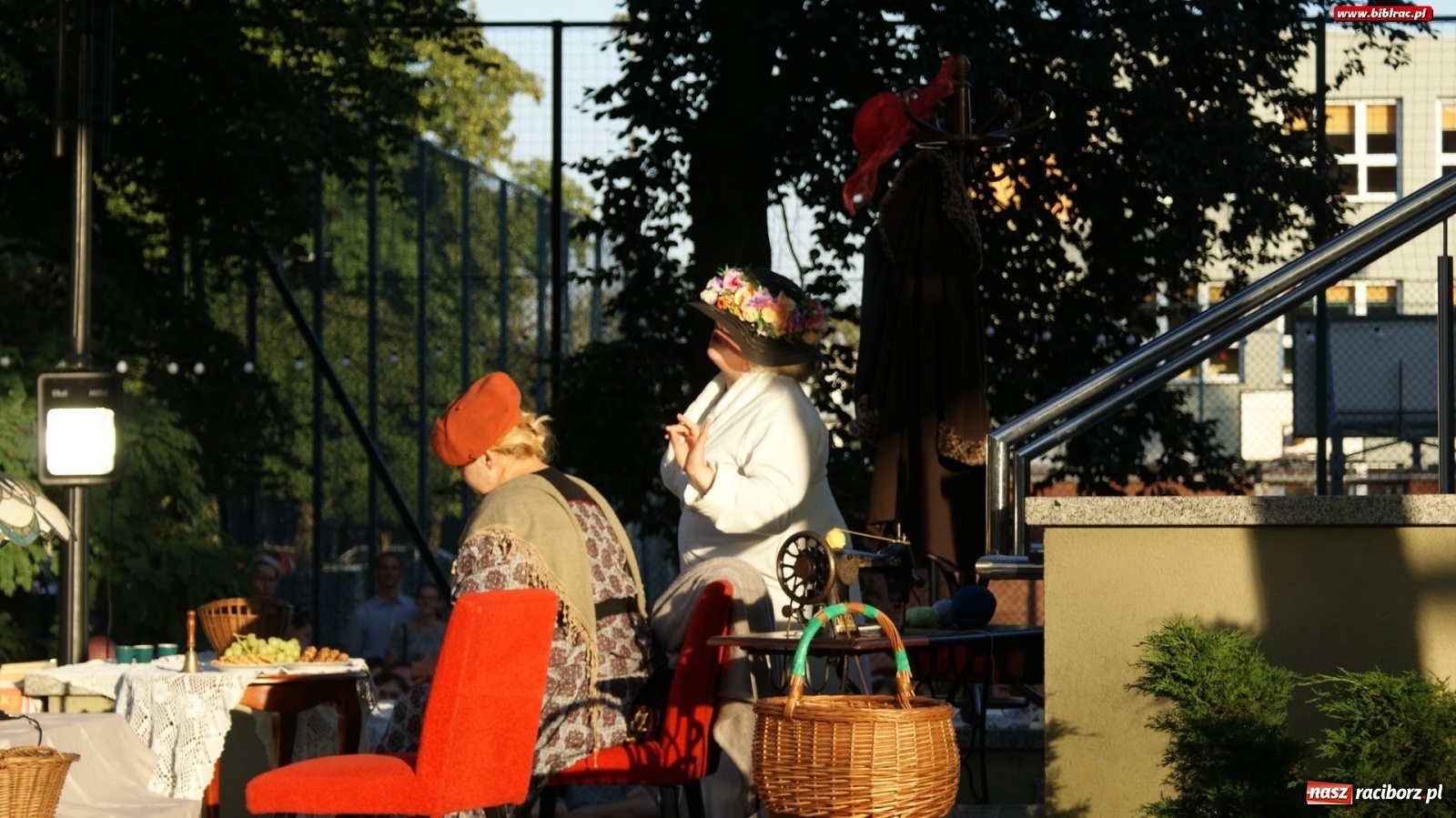 Zdjęcie w galerii na portalu naszraciborz.pl: Moralność Pani Dulskiej - spektakl na bibliotecznych schodach  wiadomości z regionu