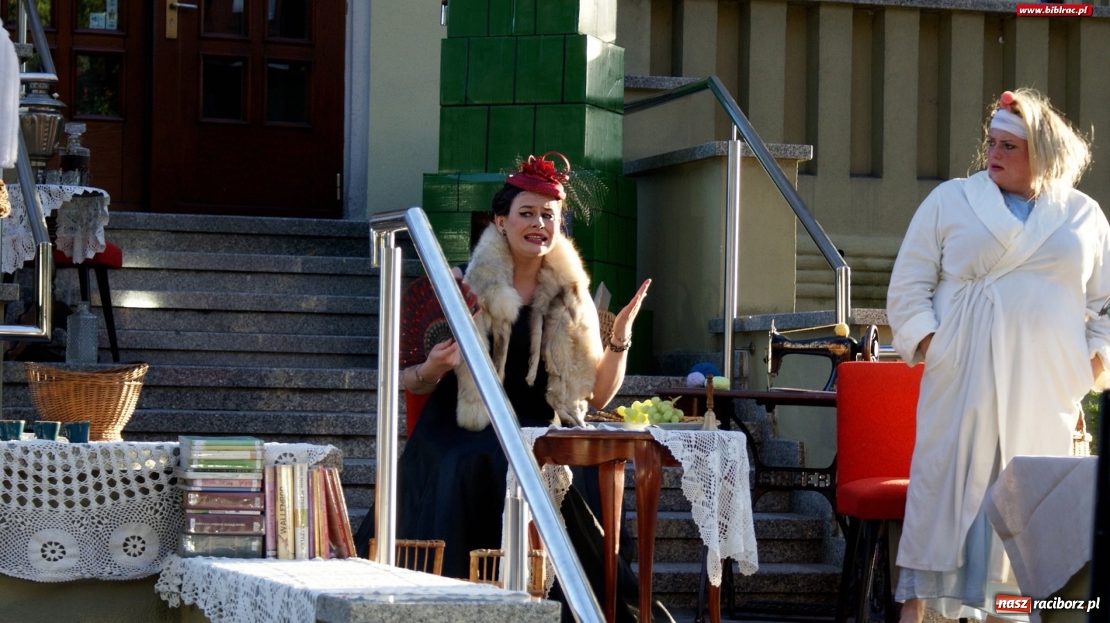 Zdjęcie w galerii na portalu naszraciborz.pl: Moralność Pani Dulskiej - spektakl na bibliotecznych schodach  wiadomości z regionu