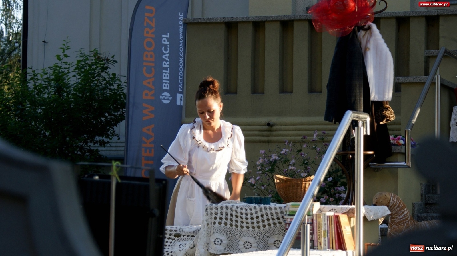 Zdjęcie w galerii na portalu naszraciborz.pl: Moralność Pani Dulskiej - spektakl na bibliotecznych schodach  wiadomości z regionu