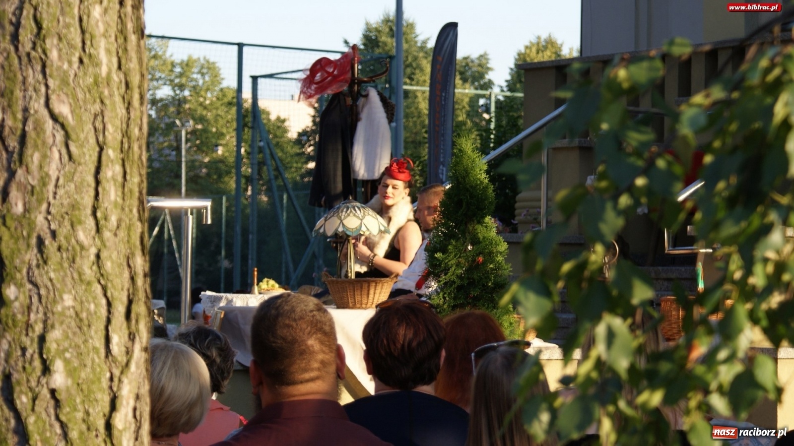 Zdjęcie w galerii na portalu naszraciborz.pl: Moralność Pani Dulskiej - spektakl na bibliotecznych schodach  wiadomości z regionu