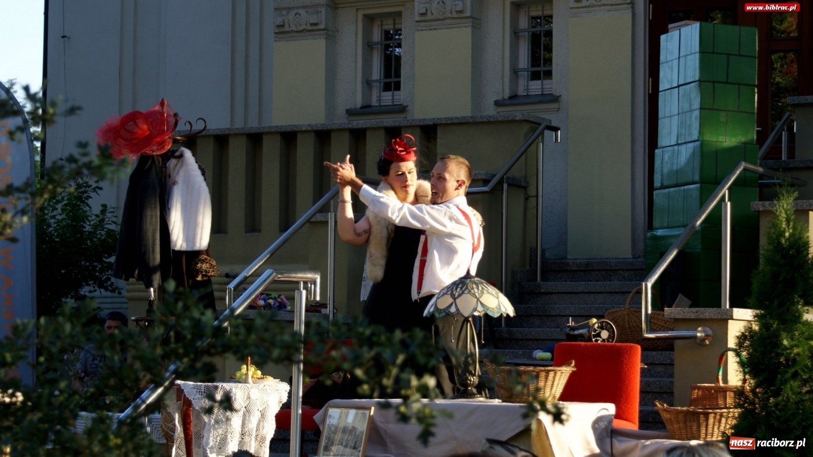 Zdjęcie w galerii na portalu naszraciborz.pl: Moralność Pani Dulskiej - spektakl na bibliotecznych schodach  wiadomości z regionu