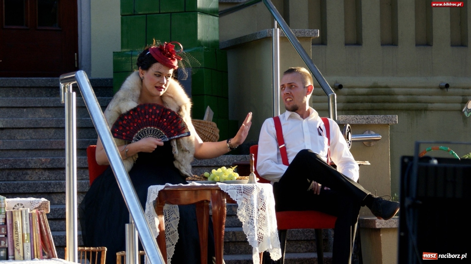 Zdjęcie w galerii na portalu naszraciborz.pl: Moralność Pani Dulskiej - spektakl na bibliotecznych schodach  wiadomości z regionu