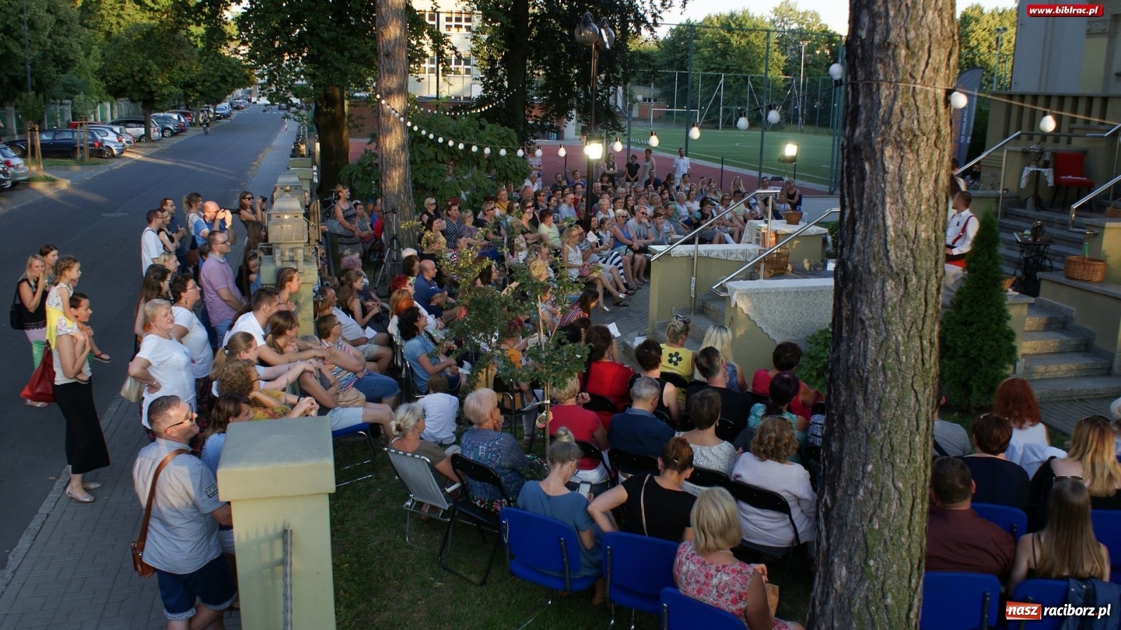 Zdjęcie w galerii na portalu naszraciborz.pl: Moralność Pani Dulskiej - spektakl na bibliotecznych schodach  wiadomości z regionu