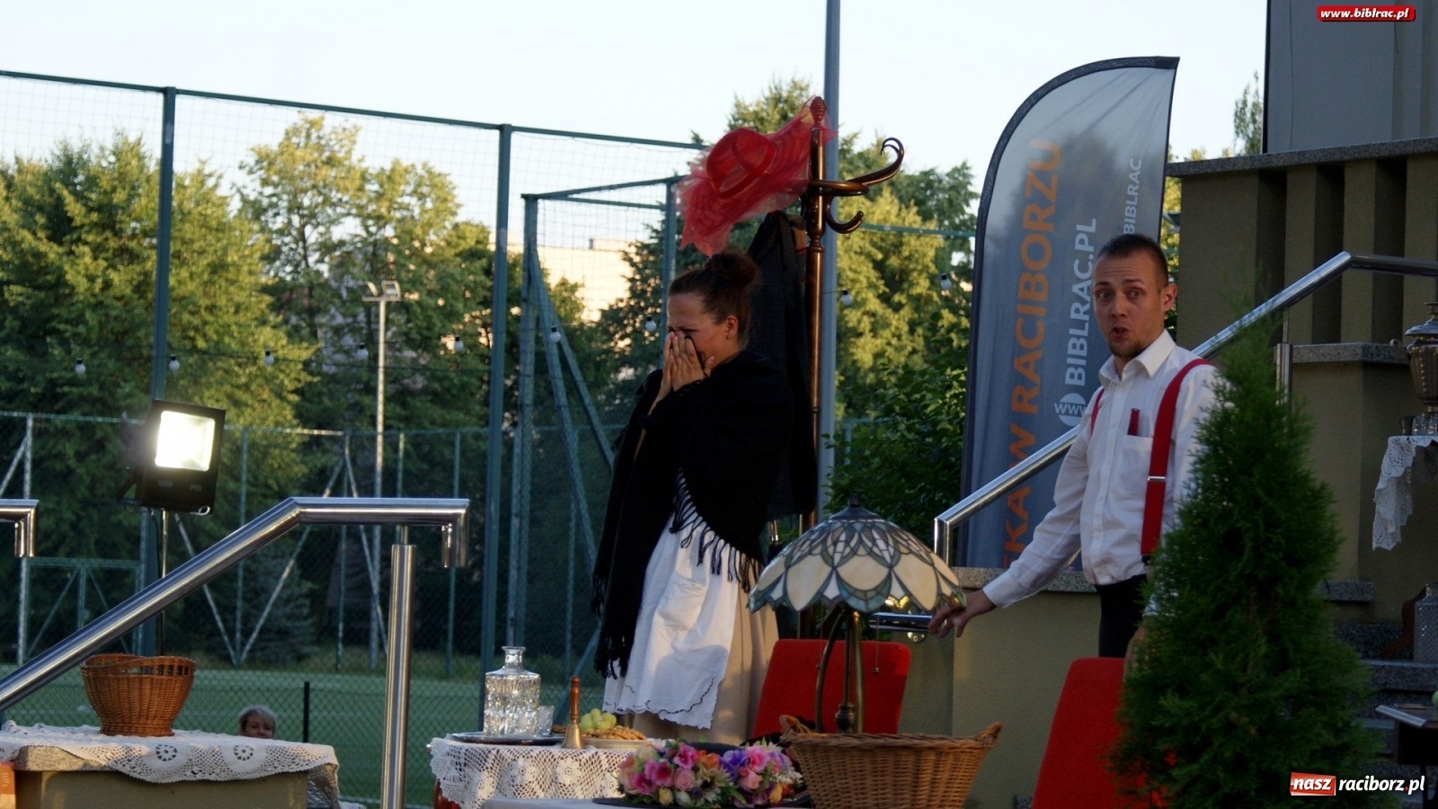 Zdjęcie w galerii na portalu naszraciborz.pl: Moralność Pani Dulskiej - spektakl na bibliotecznych schodach  wiadomości z regionu