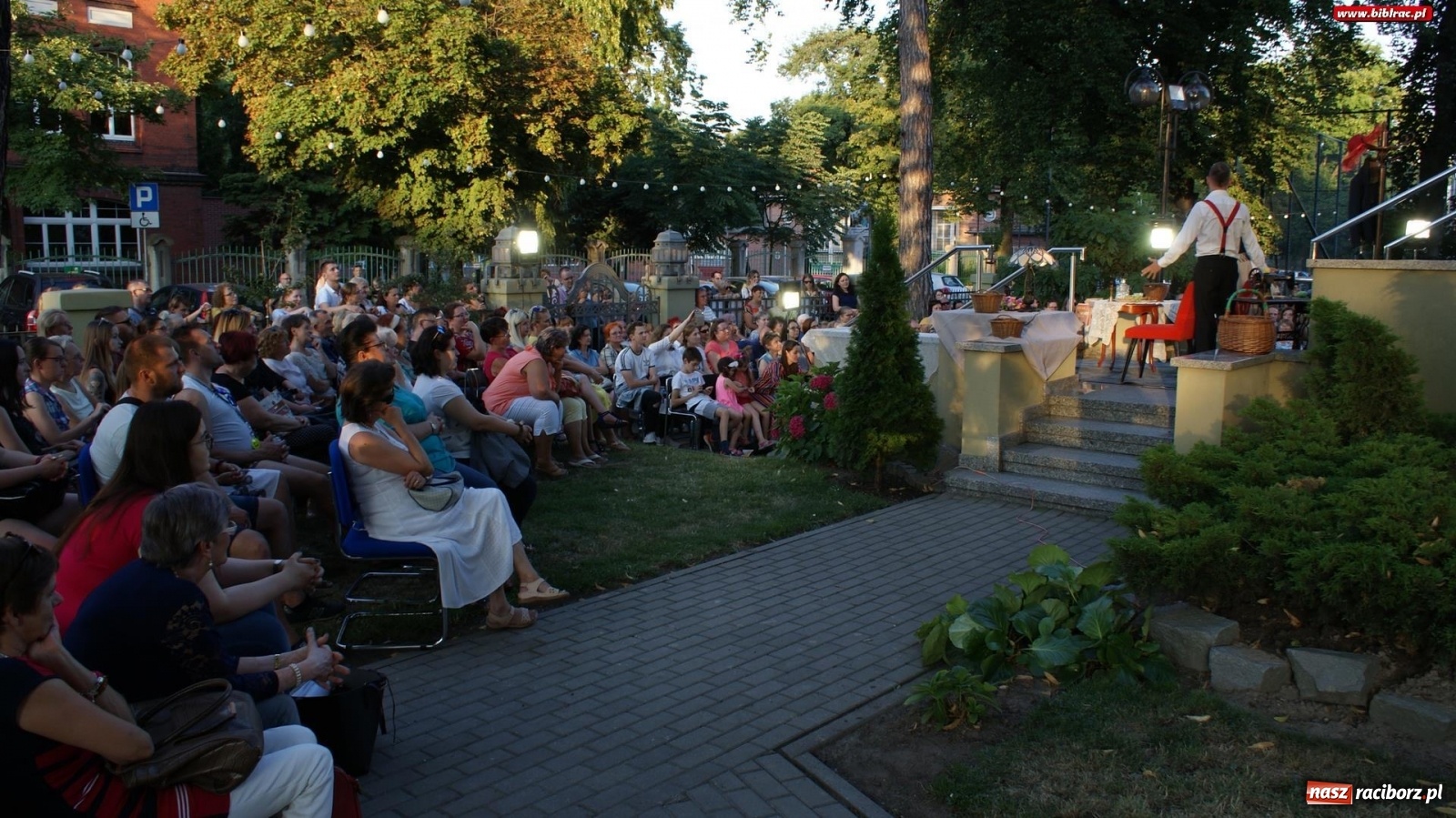 Zdjęcie w galerii na portalu naszraciborz.pl: Moralność Pani Dulskiej - spektakl na bibliotecznych schodach  wiadomości z regionu