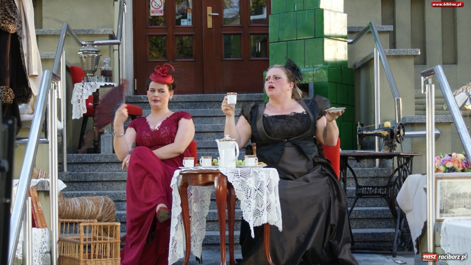 Zdjęcie w galerii na portalu naszraciborz.pl: Moralność Pani Dulskiej - spektakl na bibliotecznych schodach  wiadomości z regionu