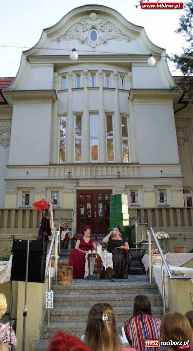 Zdjęcie w galerii na portalu naszraciborz.pl: Moralność Pani Dulskiej - spektakl na bibliotecznych schodach  wiadomości z regionu