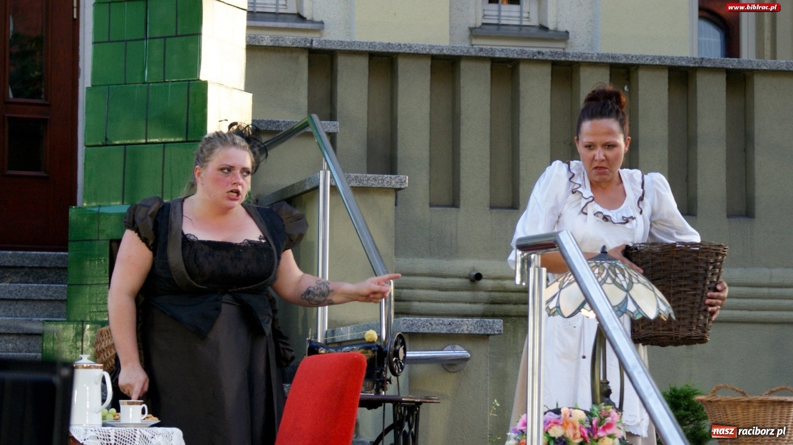 Zdjęcie w galerii na portalu naszraciborz.pl: Moralność Pani Dulskiej - spektakl na bibliotecznych schodach  wiadomości z regionu