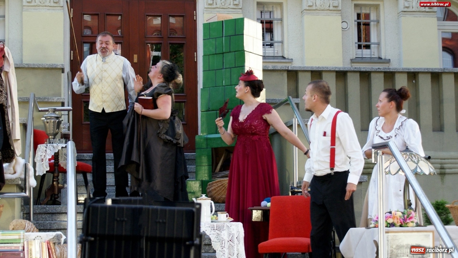 Zdjęcie w galerii na portalu naszraciborz.pl: Moralność Pani Dulskiej - spektakl na bibliotecznych schodach  wiadomości z regionu