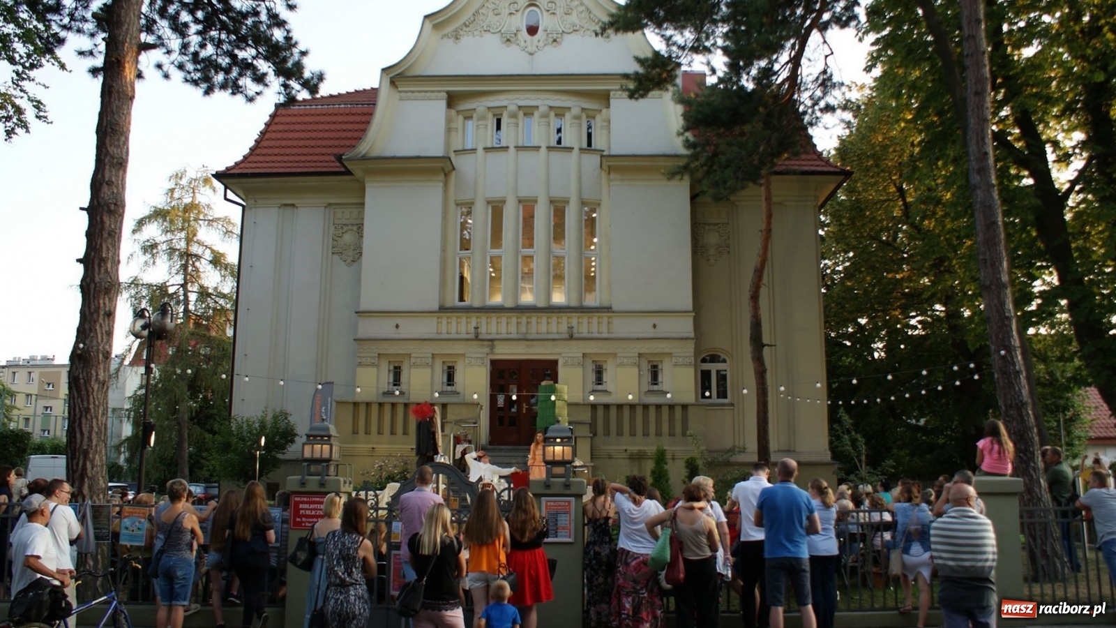 Zdjęcie w galerii na portalu naszraciborz.pl: Moralność Pani Dulskiej - spektakl na bibliotecznych schodach  wiadomości z regionu