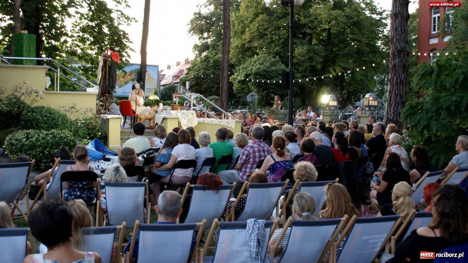 Zdjęcie w galerii na portalu naszraciborz.pl: Moralność Pani Dulskiej - spektakl na bibliotecznych schodach  wiadomości z regionu