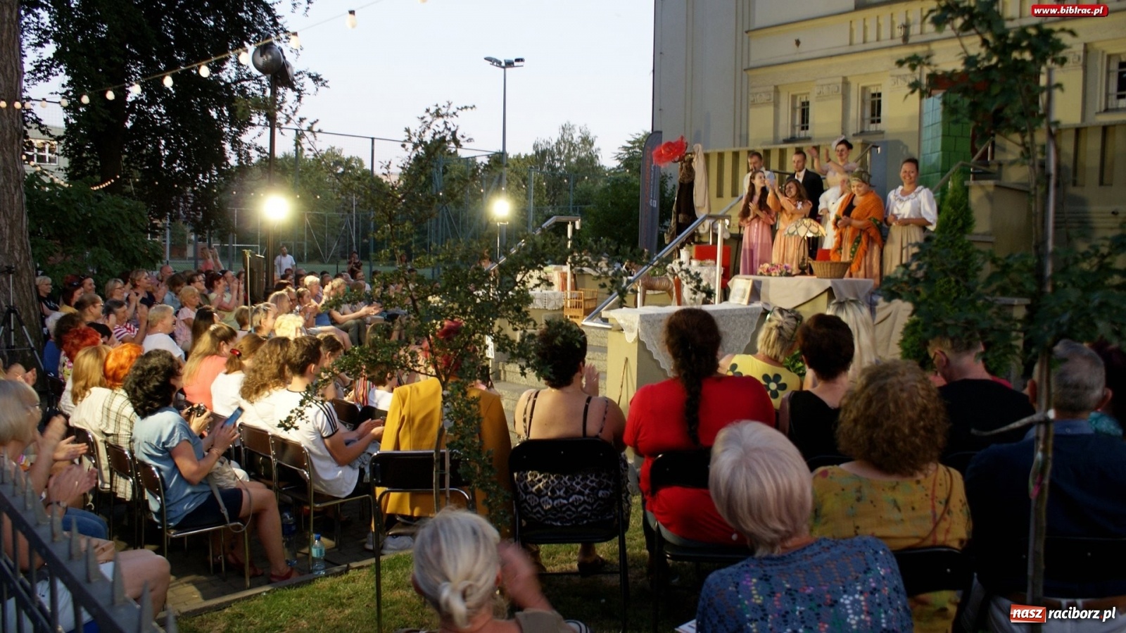 Zdjęcie w galerii na portalu naszraciborz.pl: Moralność Pani Dulskiej - spektakl na bibliotecznych schodach  wiadomości z regionu