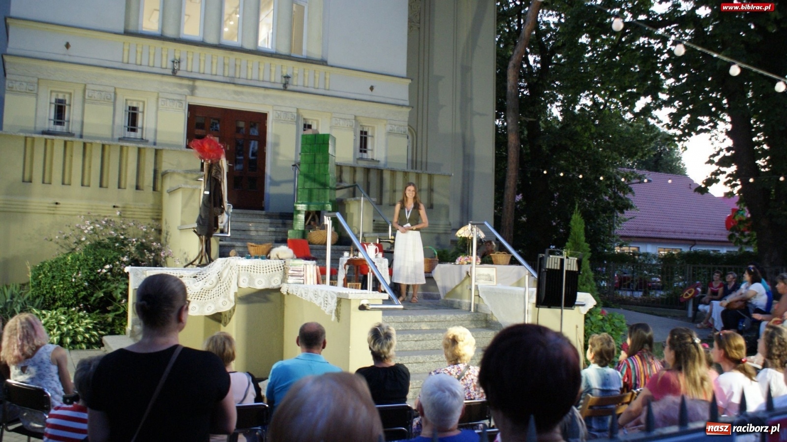 Zdjęcie w galerii na portalu naszraciborz.pl: Moralność Pani Dulskiej - spektakl na bibliotecznych schodach  wiadomości z regionu