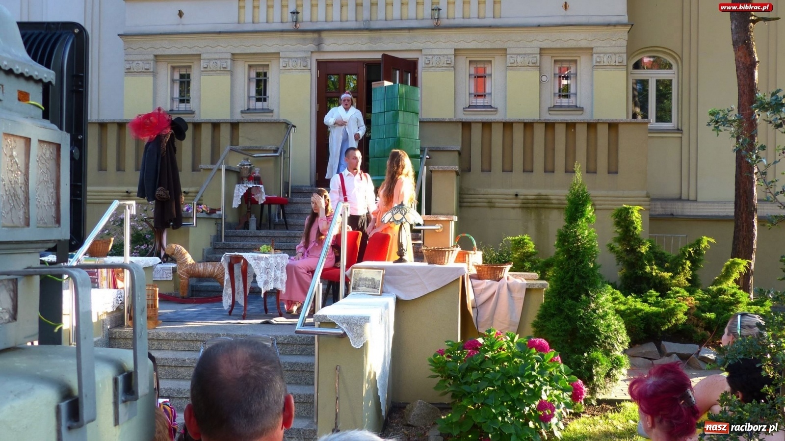 Zdjęcie w galerii na portalu naszraciborz.pl: Moralność Pani Dulskiej - spektakl na bibliotecznych schodach  wiadomości z regionu