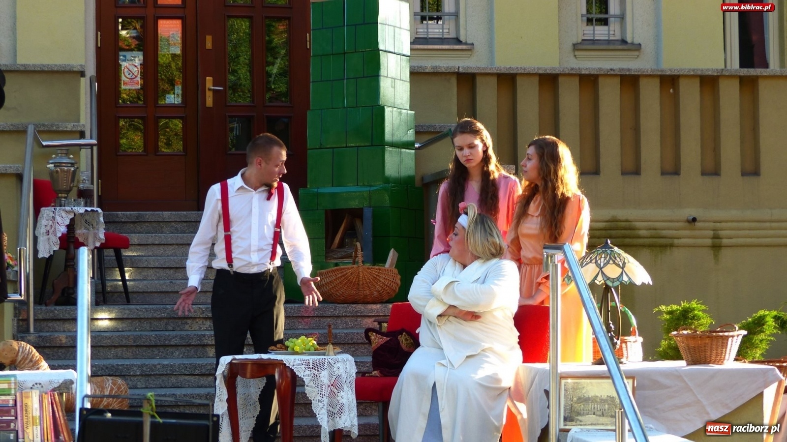 Zdjęcie w galerii na portalu naszraciborz.pl: Moralność Pani Dulskiej - spektakl na bibliotecznych schodach  wiadomości z regionu