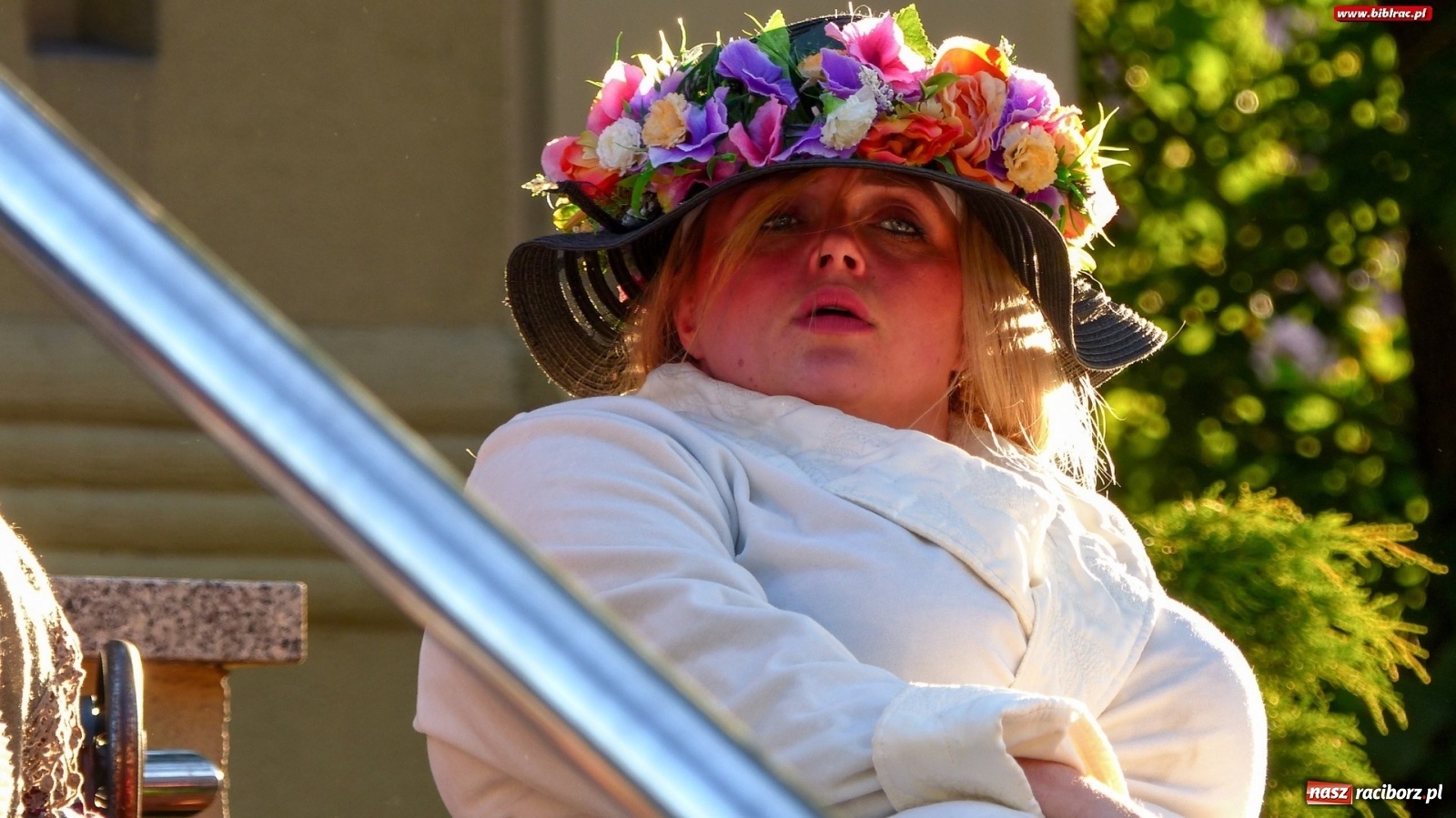 Zdjęcie w galerii na portalu naszraciborz.pl: Moralność Pani Dulskiej - spektakl na bibliotecznych schodach  wiadomości z regionu