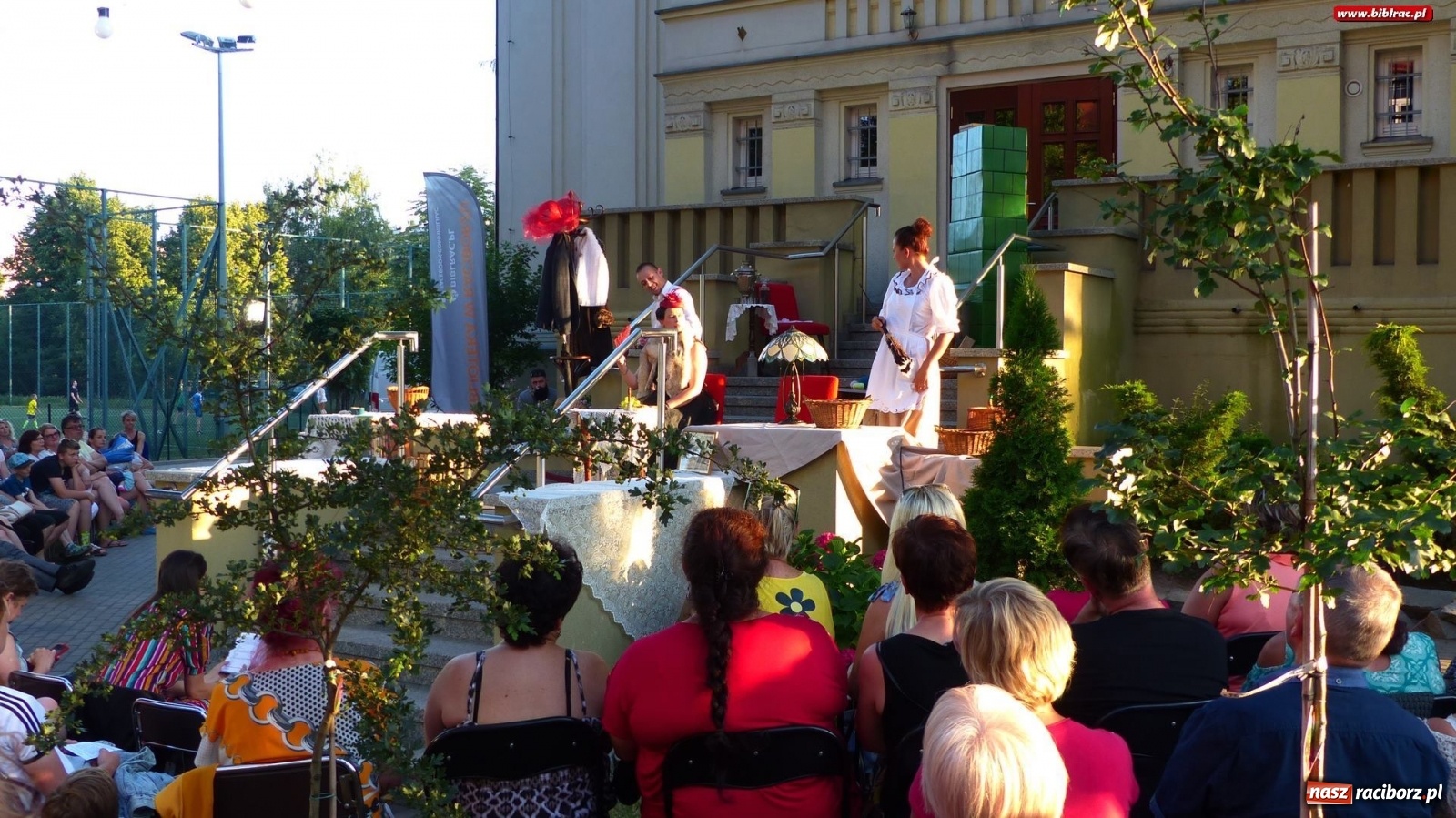 Zdjęcie w galerii na portalu naszraciborz.pl: Moralność Pani Dulskiej - spektakl na bibliotecznych schodach  wiadomości z regionu