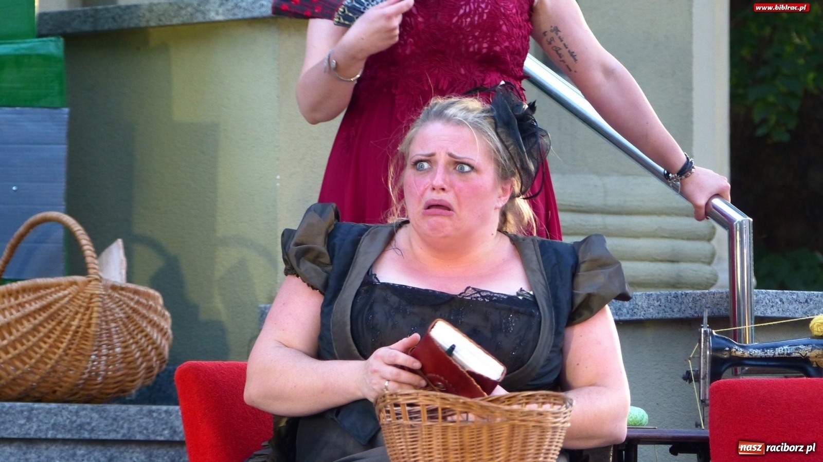 Zdjęcie w galerii na portalu naszraciborz.pl: Moralność Pani Dulskiej - spektakl na bibliotecznych schodach  wiadomości z regionu