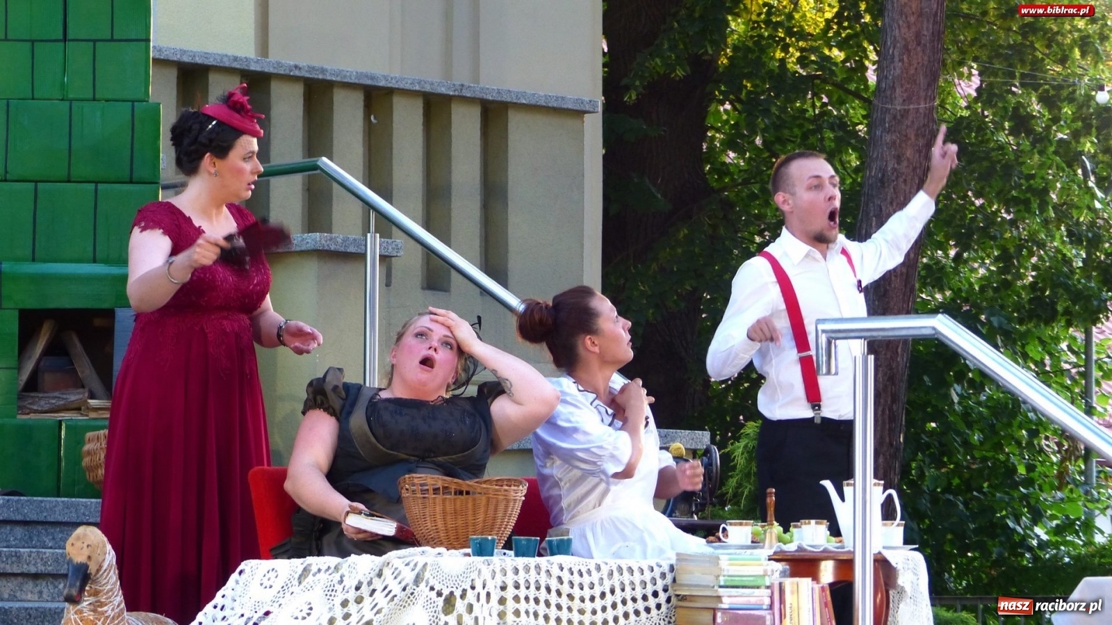 Zdjęcie w galerii na portalu naszraciborz.pl: Moralność Pani Dulskiej - spektakl na bibliotecznych schodach  wiadomości z regionu