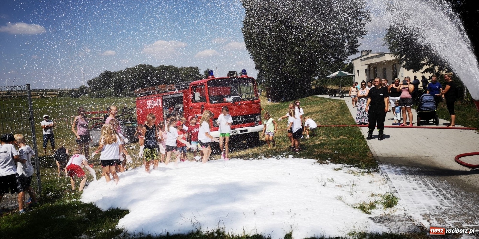 Zdjęcie w galerii na portalu naszraciborz.pl: Wakacyjny czwartek ze strażakami [FOTO] i [WIDEO] wiadomości z regionu
