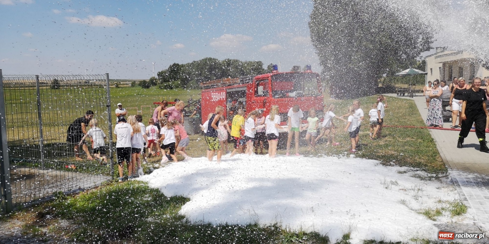 Zdjęcie w galerii na portalu naszraciborz.pl: Wakacyjny czwartek ze strażakami [FOTO] i [WIDEO] wiadomości z regionu