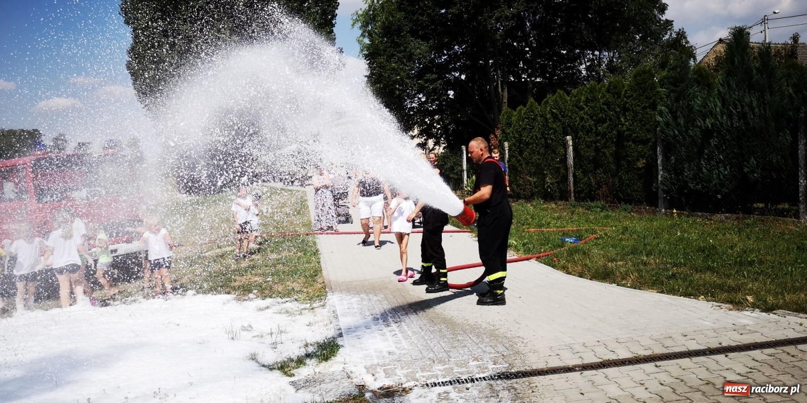 Zdjęcie w galerii na portalu naszraciborz.pl: Wakacyjny czwartek ze strażakami [FOTO] i [WIDEO] wiadomości z regionu