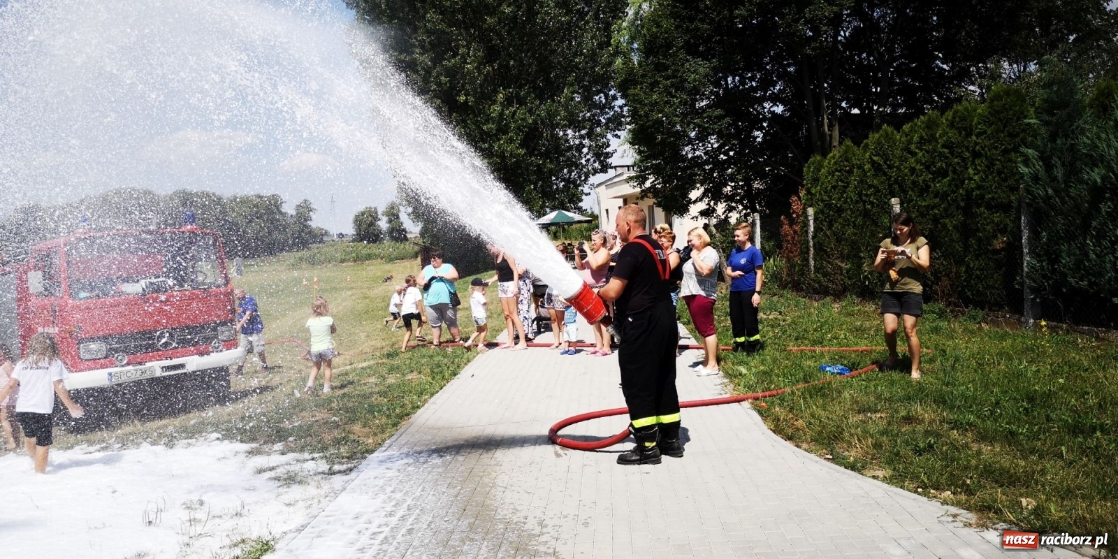 Zdjęcie w galerii na portalu naszraciborz.pl: Wakacyjny czwartek ze strażakami [FOTO] i [WIDEO] wiadomości z regionu