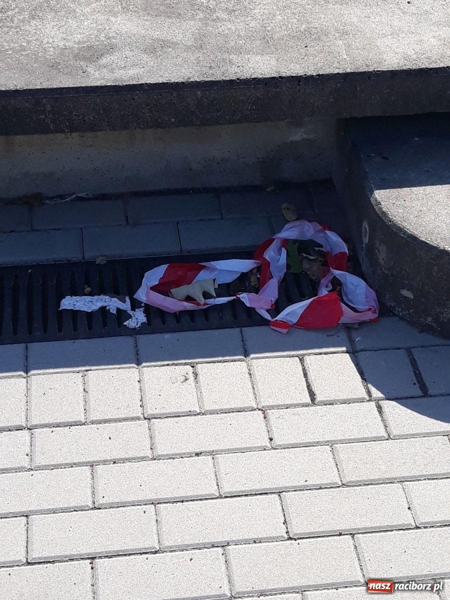 Zdjęcie w galerii na portalu naszraciborz.pl: Brud i dewastacje. Czy ktoś dba o stadion na Ostrogu? [FOTO] wiadomości z regionu