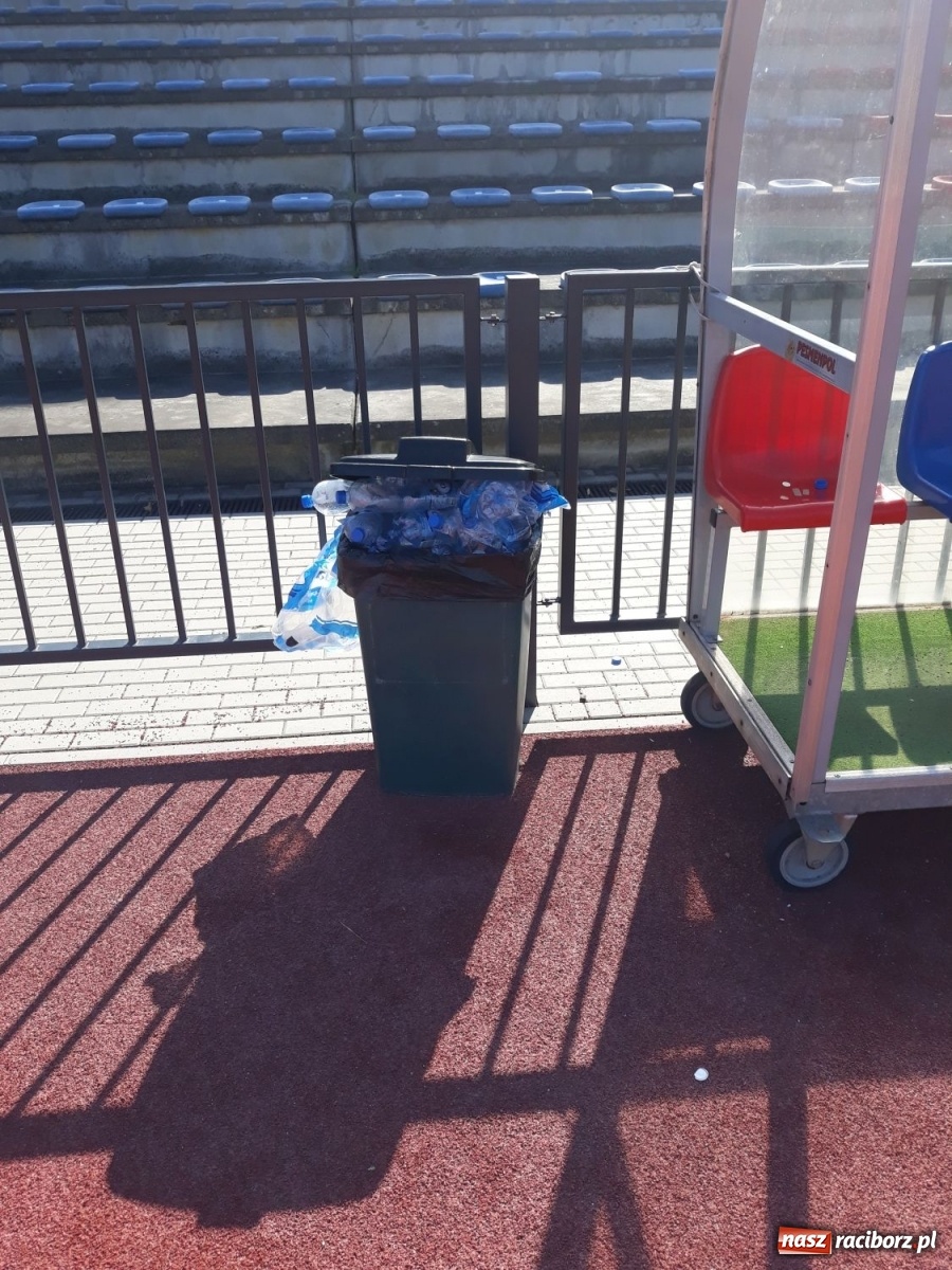 Zdjęcie w galerii na portalu naszraciborz.pl: Brud i dewastacje. Czy ktoś dba o stadion na Ostrogu? [FOTO] wiadomości z regionu