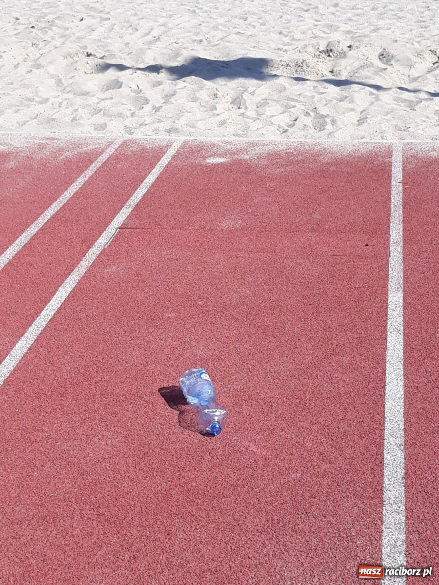 Zdjęcie w galerii na portalu naszraciborz.pl: Brud i dewastacje. Czy ktoś dba o stadion na Ostrogu? [FOTO] wiadomości z regionu